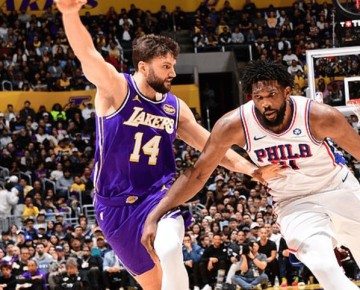 三亿体育-东契奇受伤！湖人大逆转，詹姆斯8失误破NBA纪录，里夫斯35分救主